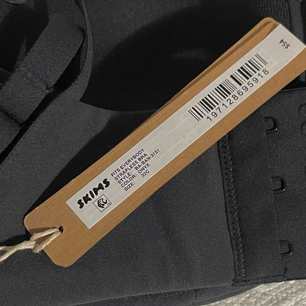 SKIMS Fits Everybody Strapless Bra - Picture 3 of 13